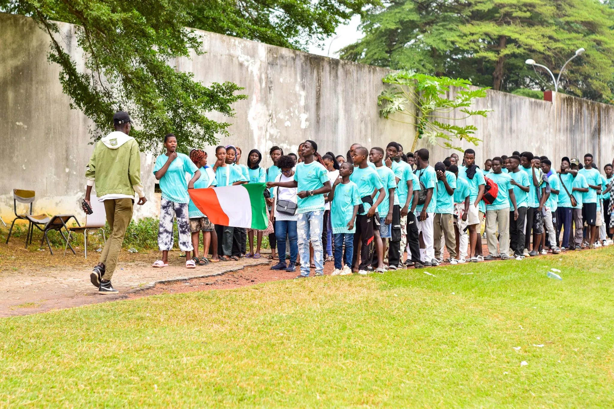 Une mobilisation de jeunes Take Care réunis autour du drapeau ivoirien