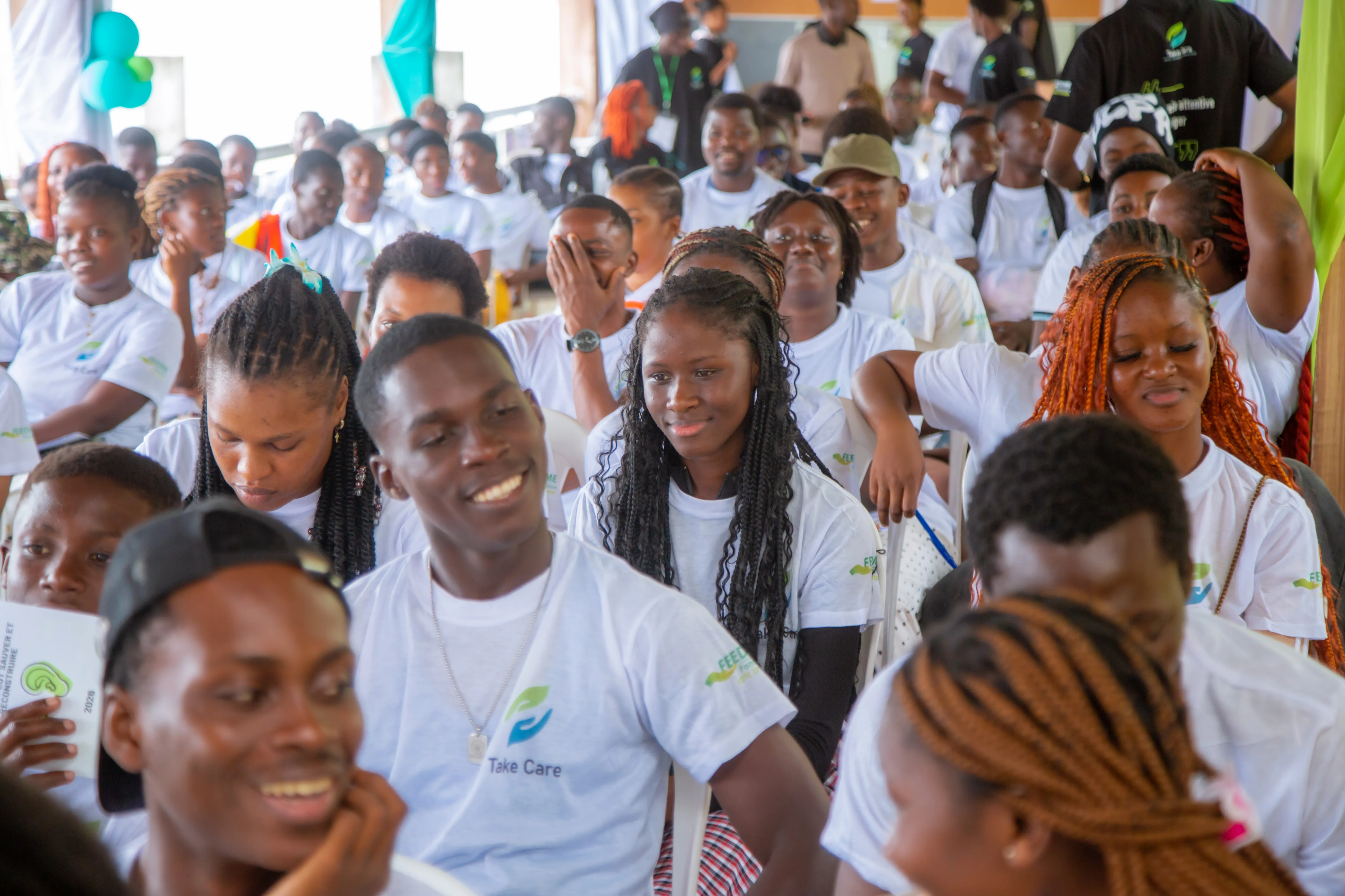 Une intervenante Take Care échange avec de jeunes participants